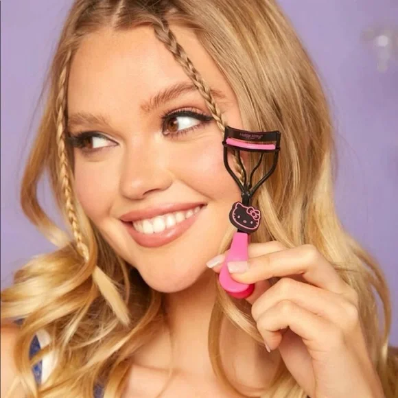 SHEIN X Limited Edition Hello Kitty Eyelash Curler With Graphic Carrying Case. - Picture 2 of 7
